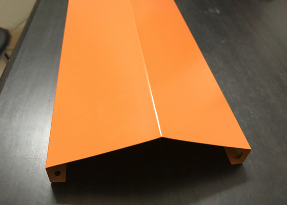 オレンジ注文のV形アルミニウム ストリップの天井の開いた眺めのアルミニウムによって中断されるシステム