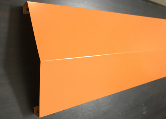 オレンジ注文のV形アルミニウム ストリップの天井の開いた眺めのアルミニウムによって中断されるシステム