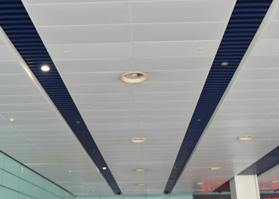 環境に優しい屋内装飾のアルミニウムによって中断されるストリップの天井板の斜めの端