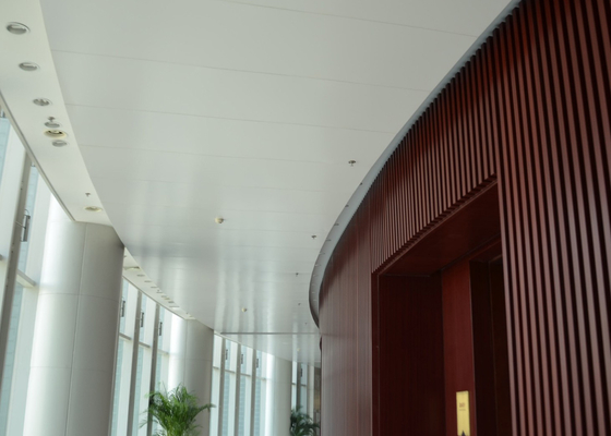 環境に優しい屋内装飾のアルミニウムによって中断されるストリップの天井板の斜めの端