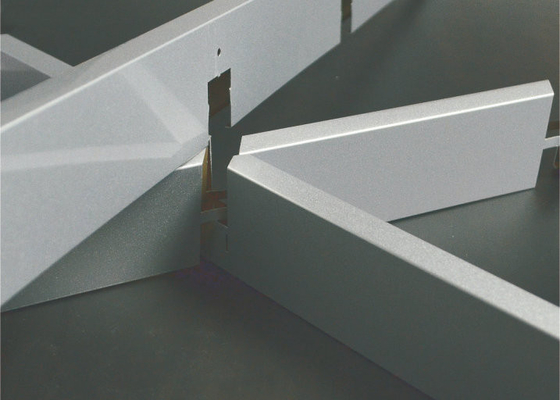 装飾的な偽の三角形の金属の A のタイプが付いているアルミニウム格子天井システム象牙