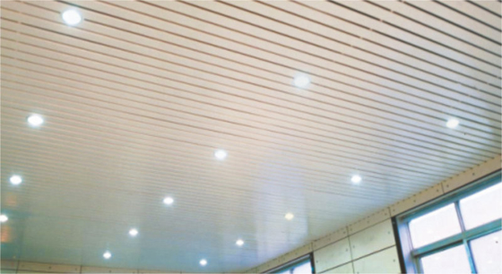 定形内部によって中断されるアルミニウム ストリップの天井 B -板の線形金属の天井--を開けて下さい