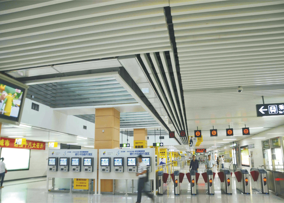 アルミニウム バッフルの天井の偽の中断されたストリップの刃のCeilingfor建築飾るカール空港