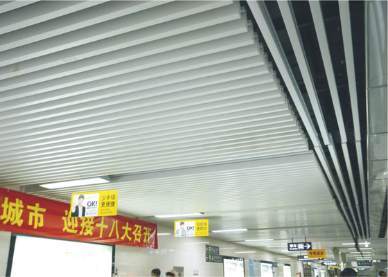 中断された浮遊 U -アルミニウム プロフィール スクリーンの天井/外壁のパネル