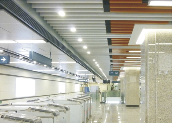 顧客用 U アルミニウム プロフィール スクリーンの天井/装飾的な天井は 0.7mm をタイルを張ります