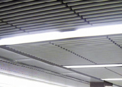 カールを飾るさびない商業天井のタイルは刃の天井のプラグを差し込みます