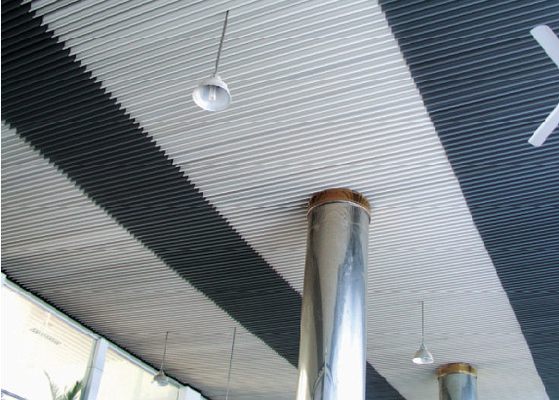 穴があいた斜めの S 字形アルミニウム ストリップの天井、音響の中断された天井