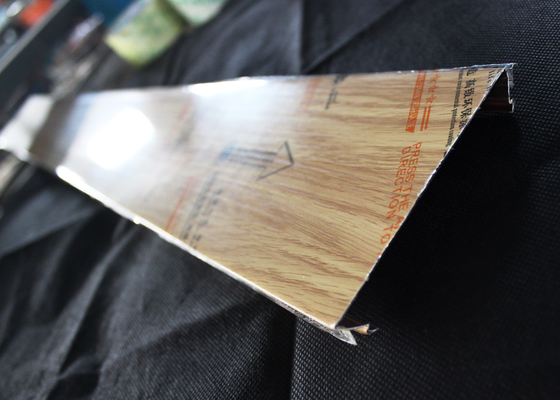 木 C -まっすぐの定形閉鎖したアルミニウム ストリップの天井は/角度を斜角を付けました