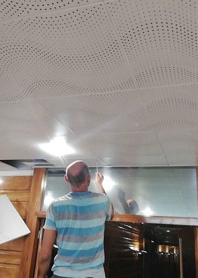 セリウムのホテルのための天井の音響の天井のタイル白い色の波のパーホレーションのアルミニウム クリップ