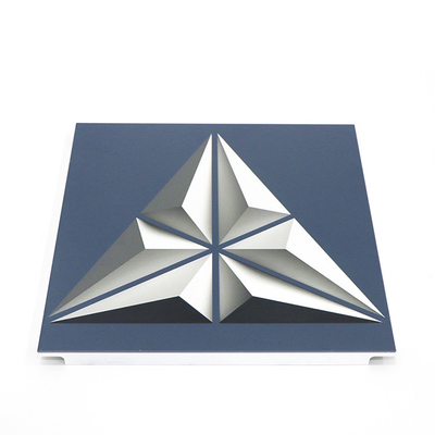300mm*300mmの三角形の功妙な天井のタイル、ホールのための印刷されたアルミニウム開いたフレームの偽の天井
