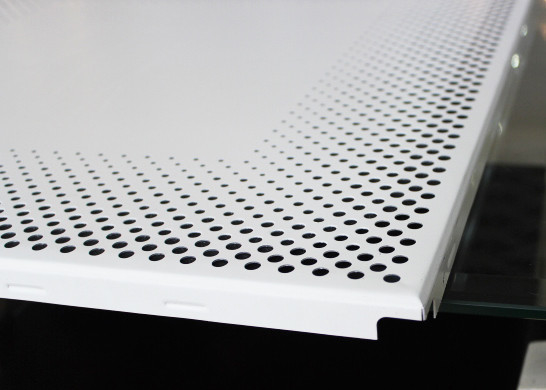 天井板のアルミニウム クリップは 0.7mm の円形の穴のパーホレーション ISO9001 をタイルを張ります