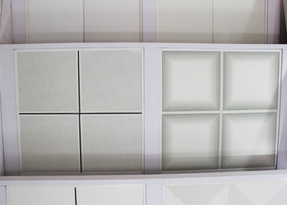 天井のタイルで置かれる明白な、標準的なパーホレーション電流を通された通された馬棒