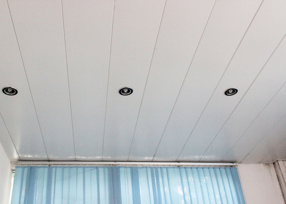 RAL 9010 の粉のコーティングのアルミニウム ストリップの天井、装飾的なオフィス ビルの天井のタイル