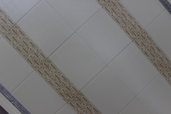古典的な浴室の天井板は AA のアルミ合金 325mm x 325mm を等級別にします