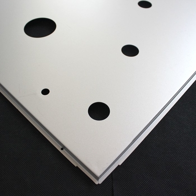 天井の CNC によって打ち抜かれる位置は 600x600mm の偽の天井板 RAL9010 をタイルを張ります