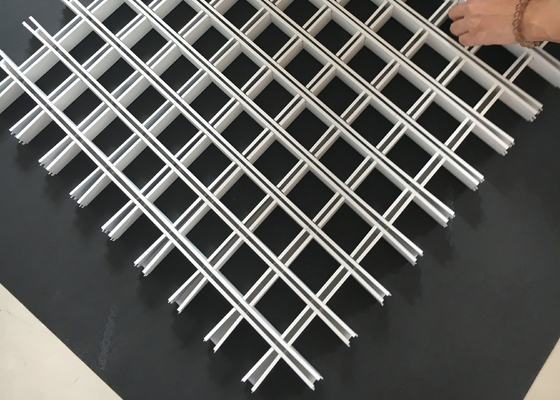 白のアルミニウム正方形格子グリルの中断された天井