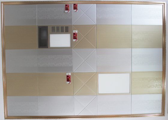 天井のタイル 300mm x 300mm の現代功妙なクリップ、浮彫りにされる/光酸化