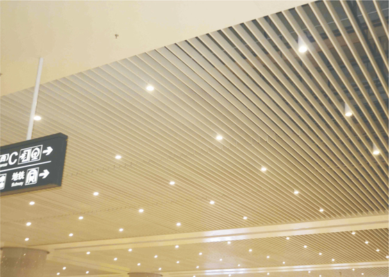 装飾的な木ストリップの金属の天井のタイル、耐火性の正方形の管ストリップの天井