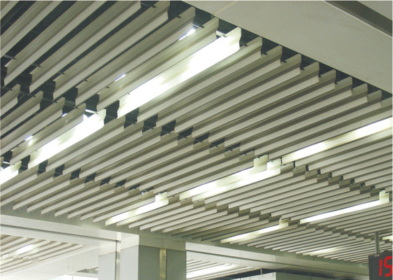 顧客用装飾的な中断された白いアルミニウム バッフルの天井、建築偽の線形金属の天井