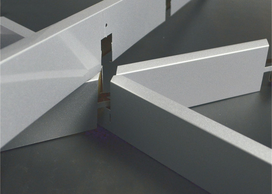 内部の装飾の三角形のアルミニウム金属の格子天井は GB/T28001-2011 を中断しました