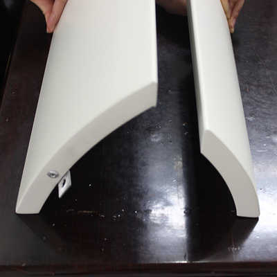 白によってカスタマイズされる装飾的なアルミニウム パネル シートの曲げられた形1.5mm 2.0mmの厚さ