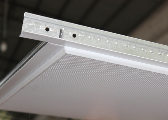天井の斜めの角度の音響の位置は T 棒と金属板を取付けますタイルを張ります