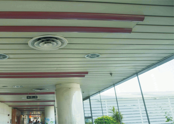 場所のための平野によって斜角を付けられる端の装飾的なアルミニウム ストリップの天井の防風の天井
